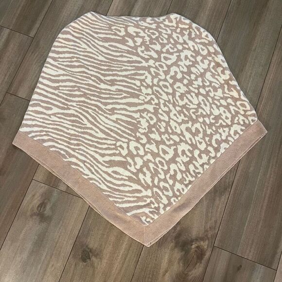 Barefoot Dreams Light Pink Pattern Poncho Women  OS - Picture 4 of 4